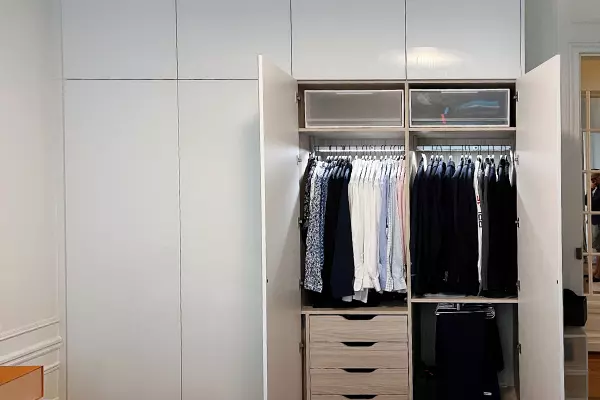 Dressing sur-mesure pour une chambre parentale image 2